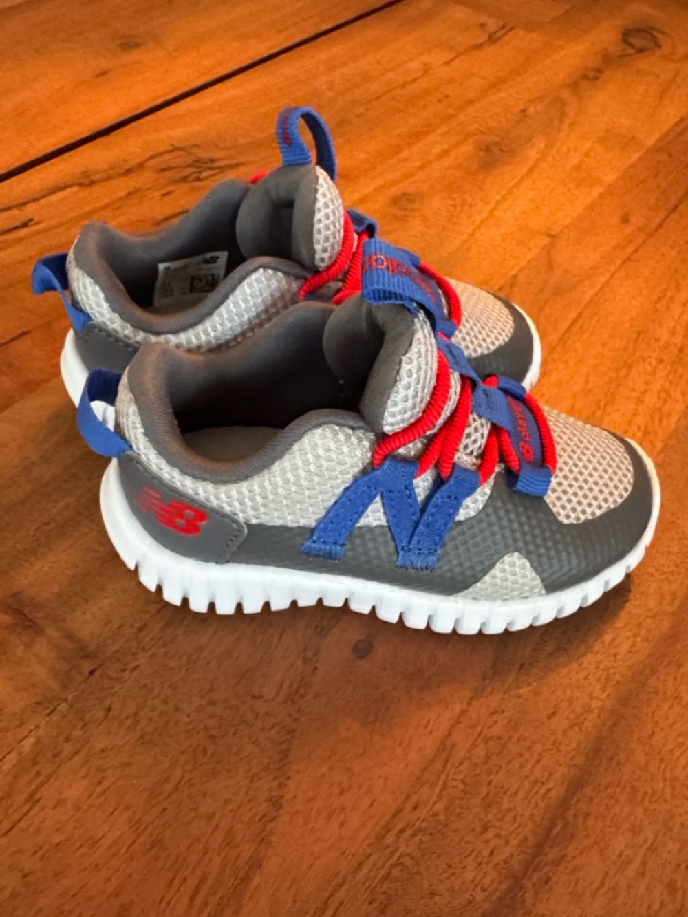 NWOT New Balance Kids' Toddler Playgruv V2 Bungee Sneakers Grey/Blue/Red Size 6